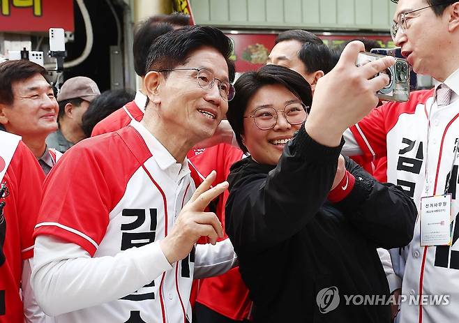 진주중앙시장 방문한 김문수 후보 (진주=연합뉴스) 박동주 기자 = 국민의힘 김문수 대선 후보가 14일 경남 진주시 진주중앙시장을 방문하고 있다. 2025.5.14 [공동취재] pdj6635@yna.co.kr