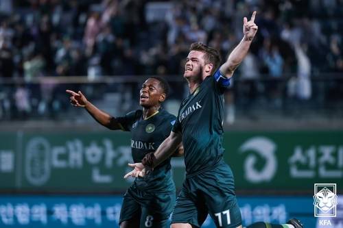 골 터뜨리고 기뻐하는 김포의 채프먼(오른쪽) [대한축구협회 제공. 재판매 및 DB 금지]