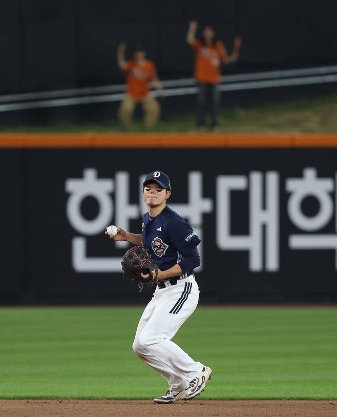 수비하는 오명진 (서울=연합뉴스) 두산 유격수 오명진이 14일 대전 한화생명볼파크에서 열린 한화와의 방문 경기, 침착하게 공을 잡고 있다. [두산 베어스 제공. 재판매 및 DB금지]
