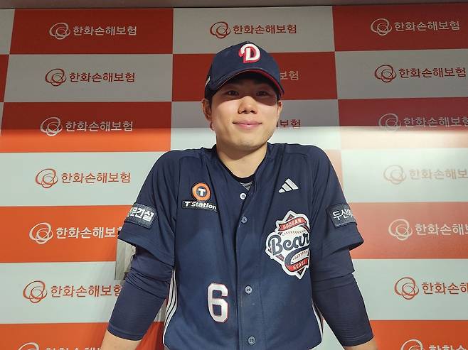 인터뷰하는 오명진 (대전=연합뉴스) 하남직 기자 = 두산 내야수 오명진이 14일 대전 한화생명볼파크에서 열린 한화와의 방문 경기에서 맹활약한 뒤, 취재진과 인터뷰하고 있다. [두산 베어스 제공. 재판매 및 DB금지]