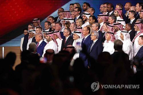 미국-사우디 투자포럼 참석한 트럼프와 미측 인사들 [리야드 AFP=연합뉴스 재판매 및 DB 금지]