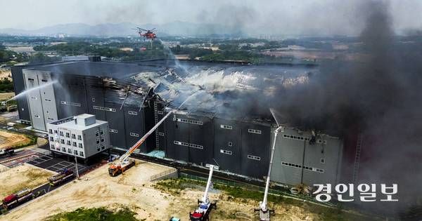 13일 오전 이천시 부발읍 한 대형 물류창고에서 화재가 발생해 소방당국이 진화작업을 벌이는 모습./경인일보DB