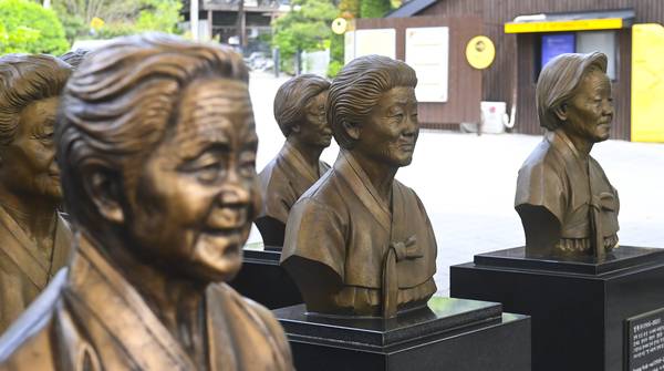 13일 오후 광주시 퇴촌면 나눔의 집에 돌아가신 일본군 위안부 피해자 할머니들의 흉상이 자리해 있다. 지난 11일 이옥선 할머니가 향년 98세로 별세해 이제 일본군 위안부 피해자 가운데 남은 생존자는 6명이다. 2025.5.13 /이지훈기자 jhlee@kyeongin.com