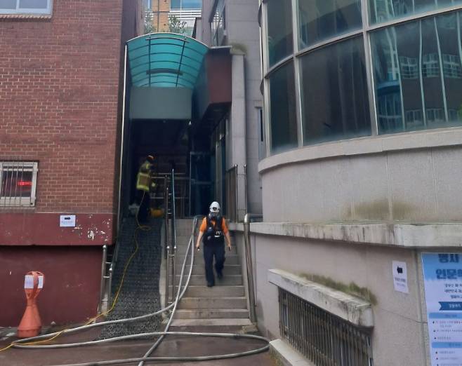 15일 오후 성남시 분당구의 한 고등학교 급식실에서 불이 나 소방대원이 출동하고 있다. 사진=경기도소방재난본부