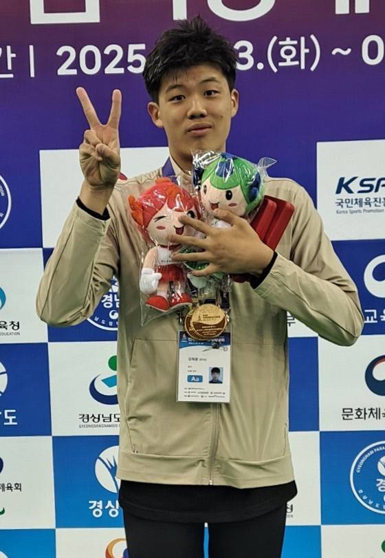 14일 제19회 전국장애학생체육대회 수영서 4관왕을 달성한 직후 김재훈(용인시장애인수영연맹)이 기념사진을 찍고 있다. 사진=본인