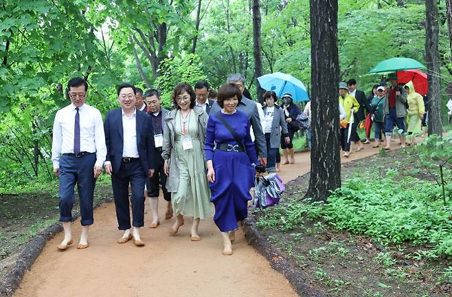 대전시는 15일 한밭수목원 서원 야외무대에서 '맨발걷기 산책로' 준공을 기념하는 개장식을 가졌다. 이날 개장식에는 이장우 대전시장과 조원휘 대전시의회 의장, 시의원, 맨발걷기국민운동본부 회원, 한밭수목원 자원봉사자 등 100여 명이 참석했다. 사진제공은 대전시