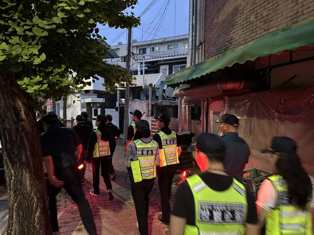 15일 오후 7시40분경 MZ자율방범대원들이 위촉식을 마치고 첫 순찰지인 태평2구역 순찰을 진행하고 있는 모습. 사진=함성곤 기자