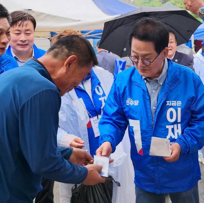 더불어민주당 박지원 의원(전남 해남·완도·진도)이 당의 '지역화폐 사용 챌린지'에 동참하며 전남 완도 5일장에서 직접 지역화폐를 사용하는 모습을 공개했다. /박지원 의원 페이스북 캡쳐.