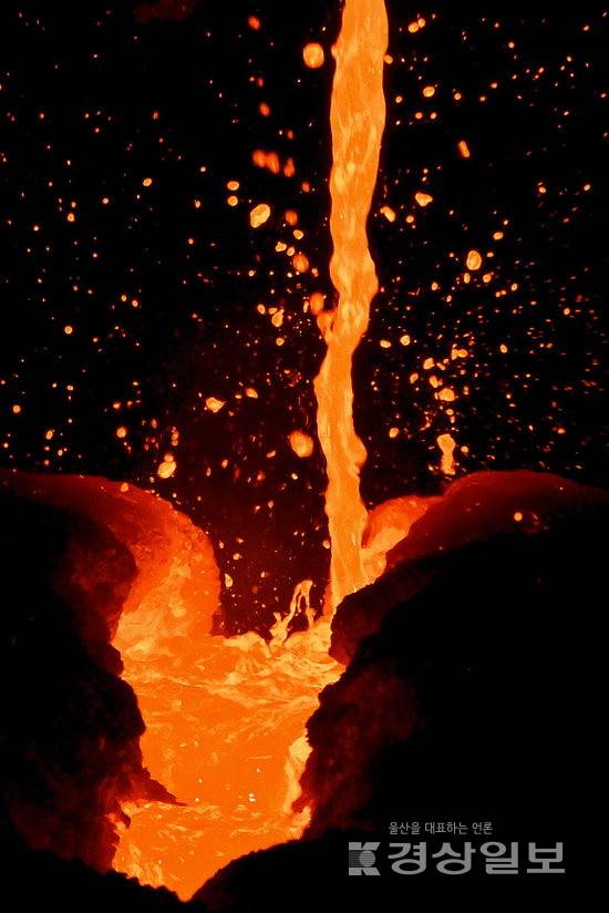 ▲ 용광로에서 1250℃의 쇳물이 힘차게 흐르고 있습니다. 최근 미국발 관세 전쟁에 따른 경제 위기와 국내 정치의 불안정까지 겹치며 우리 앞에 놓인 현실은 결코 녹록지 않습니다. 용광로의 뜨거운 열정으로 우리 함께 이 위기를 녹여내고 미래를 선도하는 새로운 울산을 만들어 갑시다. 창간 36주년을 맞이한 오늘 아침, 경상일보 임직원 모두는 언론의 사명을 되새기며 지역 발전의 선봉에 설 것을 다짐합니다. 울산 LS MnM = 김동수기자 dskim@ksilbo.co.kr