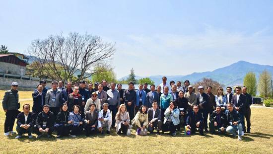 하동군마을이장학교 2기 수강생들이 하승철 군수 특강 뒤 함께 기념사진을 찍고 있다. 사진=놀루와협동조합