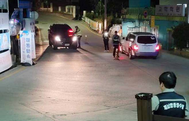 울릉도 섬일주도로인 도동리 삼거리를 막고 음주운전을 단속중인 군과 경찰/독자제공