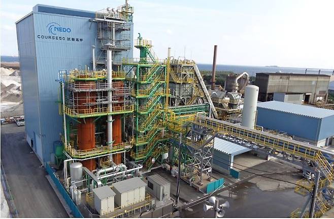 일본제철의 동일본제철소 기미츠(君津) 지구에 있는 고로수소환원기술로 세계최초로 이산화탄소배출량을 43% 삭감하는데 성공한 시험고로 전경. /COURSE50 홈페이지