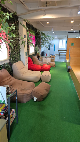 다온니그래에 갖춰져 있는 빈백들. 여기에 누워 쉬거나, 책을 읽을 수 있다. 금민아 인턴