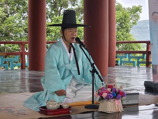 금장대에서 향가에 곡을 붙여 창하는 허화열 영제시조연구소 이수자.