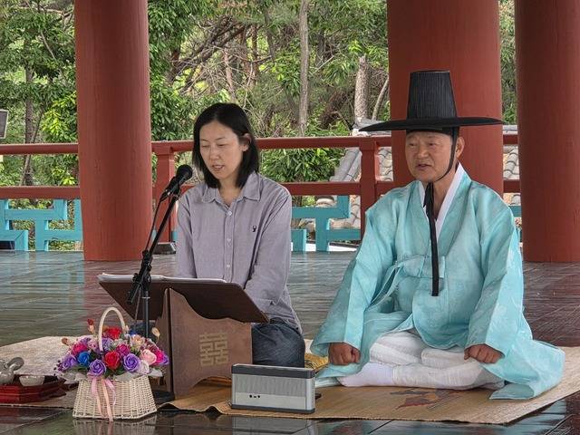금장대에서 참가자와 함께 시조창을 하는 허화열 이수자의 공연 모습.