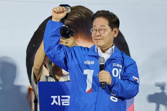 이재명 더불어민주당 대선 후보가 14일 경남 거제시 엠파크 차없는거리에서 열린 유세에서 연설을 마친 뒤 주먹을 높이 올리고 있다. 사진=뉴시스