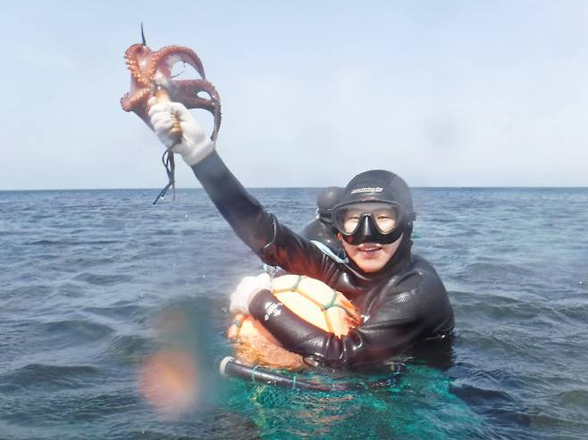 해녀체험에서 문어를 낚은 관광객 (사진=한국관광공사)
