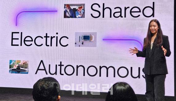 14일(현지 시각) 미국 뉴욕 맨해튼 오큘러스(Oculus)에서 열린 우버 연례 행사 ‘고겟(Go-Get) 2025’에서 웬디 리 우버 자율주행 모빌리티·딜리버리 제품 총괄이 ‘전기차 자율주행 공유 서비스’ 계획에 대해 발표하고 있다.(사진=김범준 기자)