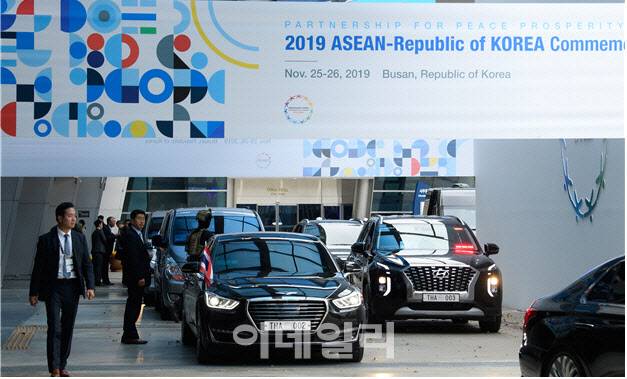 지난 2019년 부산에서 개최된 ‘한-아세안 특별정상회의’에서 참가국 정상이 탄 차량이 경호를 받으며 이동하고 있다.[경호처 제공]