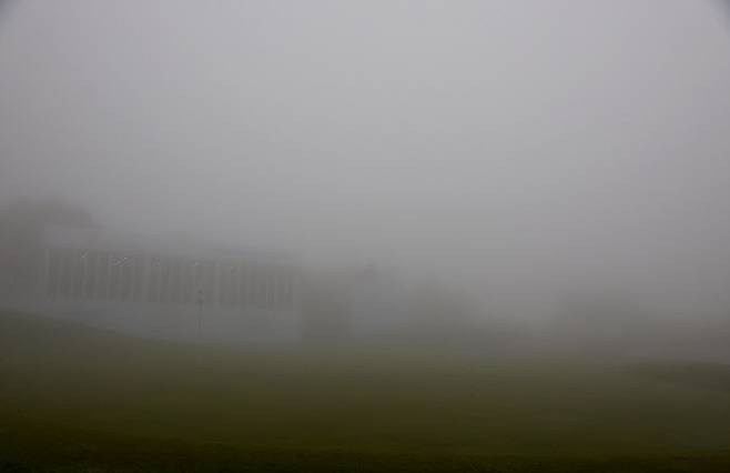 안개 낀 제주 핀크스 골프클럽의 코스 전경. (사진=KPGA)