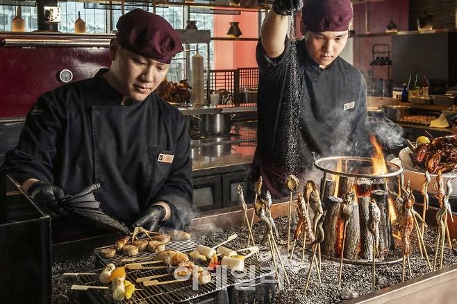 페어몬트 서울 스펙트럼 신메뉴 야끼토리·이로리야끼 (사진=페어몬트 서울)
