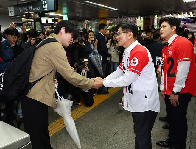 김문수 국민의힘 대선후보와 김용태(오른쪽) 공동선거대책위원장이 15일 오전 서울 구로구 신도림역에서 출근길 시민들과 인사를 하며 지지를 호소하고 있다. (사진 = 뉴시스)