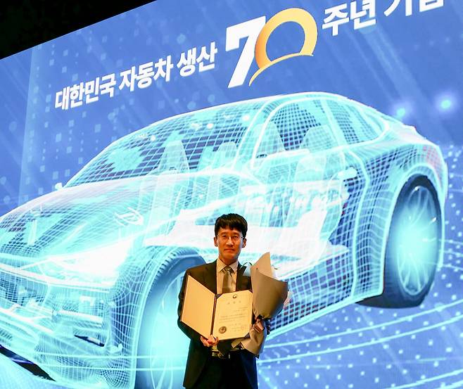 &nbsp;14일&nbsp;JW메리어트 호텔 서울 그랜드볼룸에서 진행된 '자동차의 날' 행사에서 금호타이어 김형석 전문연구원이 자동차산업 발전 유공자에 선정되어 산업통상자원부 장관표창을 수여했다.