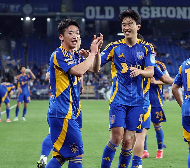 14일 인천 유나이티드와 코리아컵 16강전에서 팀의 세 번째 골을 넣은 뒤 기뻐하는 울산HD 김민우(왼쪽)