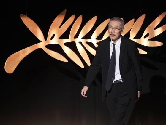 홍상수 감독이 13일(현지시간) 개막한 제78회 칸국제영화젝 경쟁부문 심사위원으로 개막식 레드카펫 등 첫 일정을 소화했다. 〈사진=연합뉴스·EPA〉