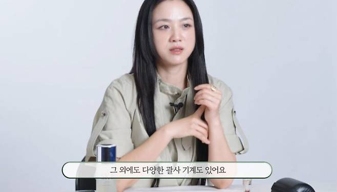 탕웨이가 괄사 마사지를 즐겨 한다고 말했다. [사진=유튜브 채널 '마리끌레르 코리아' 영상 캡처]