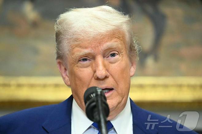 12일(현지시간) 도널드 트럼프 미국 대통령이 미국 워싱턴DC의 백악관 루즈벨트룸에서 처방약 가격과 관련해 기자회견에 참석하고 있다. 2025.05.12 ⓒ AFP=뉴스1 ⓒ News1 정지윤 기자
