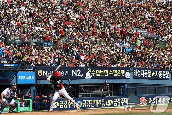 서울 송파구 잠실야구장에서 열린 '2025 신한 SOL뱅크 KBO 리그' 기아 타이거즈와 두산 베어스의 경기에서 만원 관중이 열띤 응원을 하고 있다. 2025.4.20/뉴스1 ⓒ News1 김명섭 기자