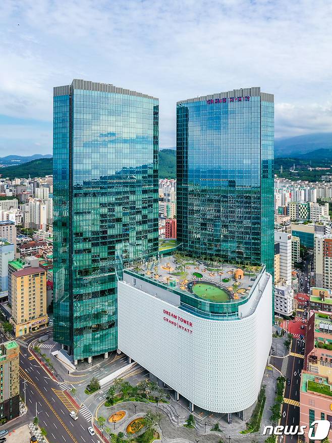(제주=뉴스1) 강승남 기자 = 제주시는 9월 말까지 2025년도 교통유발부담금 과세자료 정비 작업을 진행한다고 15일 밝혔다. 제주 드림타워 복합리조트 전경.(롯데관광개발 제공) ⓒ News1 김형준 기자