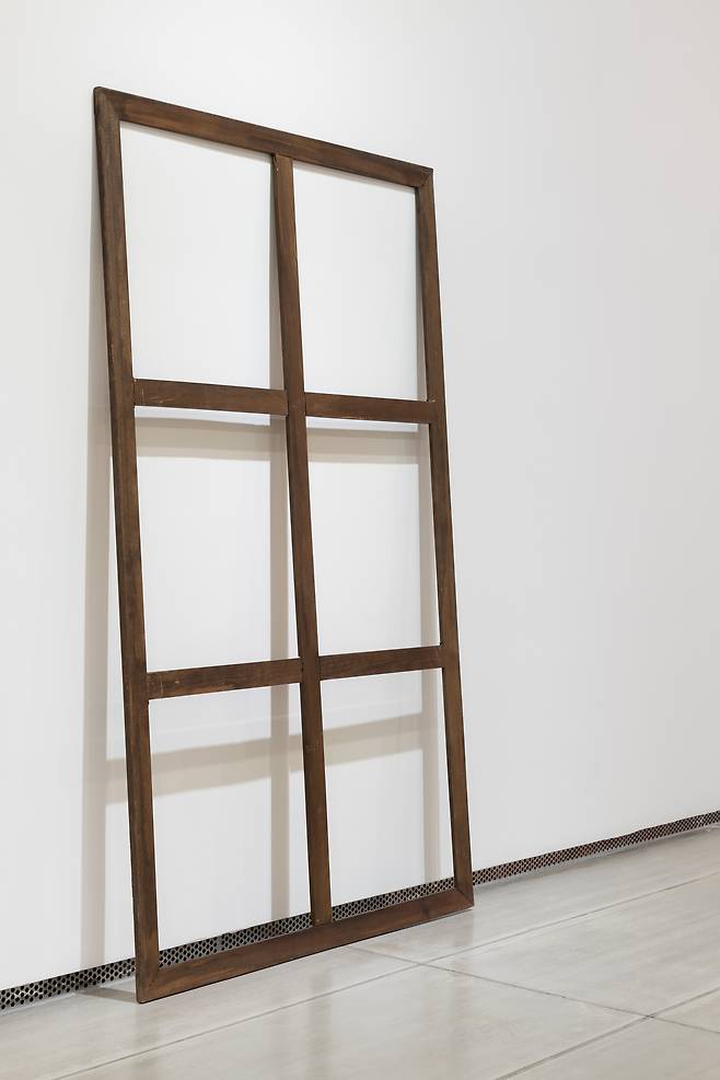DANIEL DEZEUZE(다니엘 드죄즈) ,Stretcher,185 X 144cm,walnut stain on stretcher,1968 (대구보건대학교 인당뮤지엄 제공)