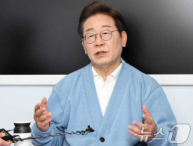 이재명 더불어민주당 대통령 후보가 15일 오전 경남 하동군 영호남 화합 다목적광장에 마련된 버스 스튜디오에서 광주 출신 30대 남성 문유성 씨, 대구 거주 20대 여성 김다니엘 씨, 강유정 의원과 유튜브 K-이니셔TV 케미폭발 '동서화합' 화개장터 라이브를 마친 뒤 취재진 질문에 답하고 있다. (공동취재) 2025.5.15/뉴스1 ⓒ News1 안은나 기자