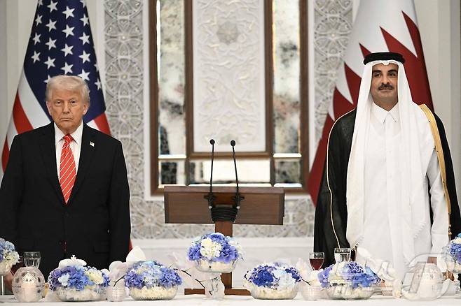 도널드 트럼프 미국 대통령이 14일(현지시간) 도하 루사일 궁전에서 열린 국빈 만찬에 셰이크 타밈 빈 하마드 알사니 카타르 국왕과 참석을 하고 있다. 2025.05.15 ⓒ AFP=뉴스1 ⓒ News1 우동명 기자