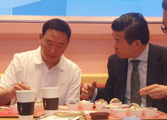 허희수 SPC 부사장(사진 왼쪽)이 15일 서울 강남구 도산대로 배스킨라빈스 청담점에서 열린 미디어데이에서 새로운 메뉴를 직접 경험하고 있다. 2025.5.15/뉴스1 ⓒ News1 김명신 기자
