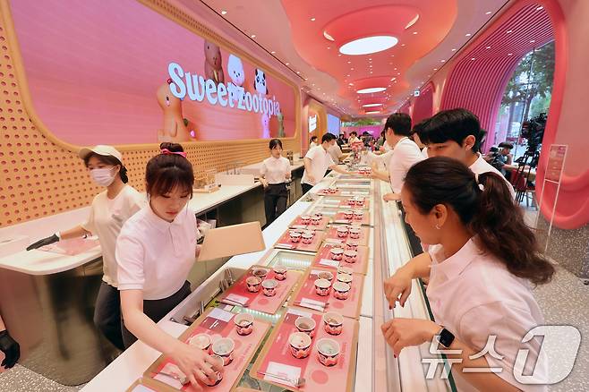 15일 서울 강남구 배스킨라빈스 청담점에서 열린 '오픈 미디어데이'에서 직원이 시식제품을 준비하고 있다. 오는 16일 정식 오픈하는 배스킨라빈스 청담점에서는 첫 프로젝트로 프리미엄 아이스크림 '딥 콜렉션', 기능성 라인업 '레슬리 에디션' 등의 제품들을 선보인며, 디저트 제조 과정을 볼 수 있는 '디저트 테라스' 코너를 마련했다. 2025.5.15/뉴스1 ⓒ News1 황기선 기자