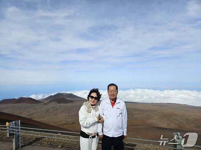 홍준표 전 대구시장이 부인 이순삼 여사와 함께 15일 하와이 빅아일랜드 최고봉 마우나케아 정상에 오른 모습을 SNS에 소개했다. (SNS  갈무리) ⓒ 뉴스1