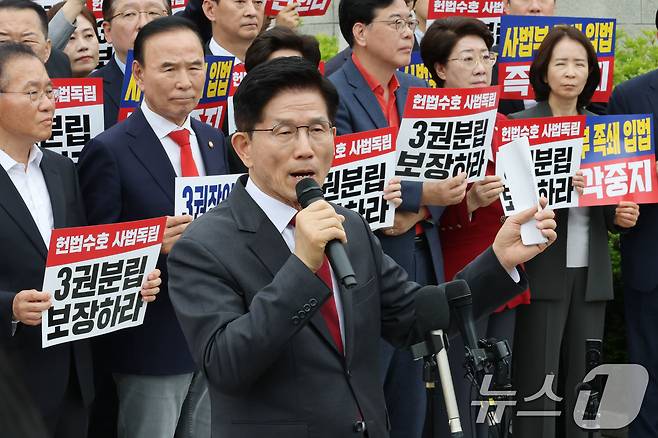 김문수 국민의힘 대통령 후보가 15일 오후 서울 서초동 대법원 앞에서 열린 사법부수호 및 더불어민주당 규탄대회에서 발언하고 있다. ⓒ News1 이광호 기자