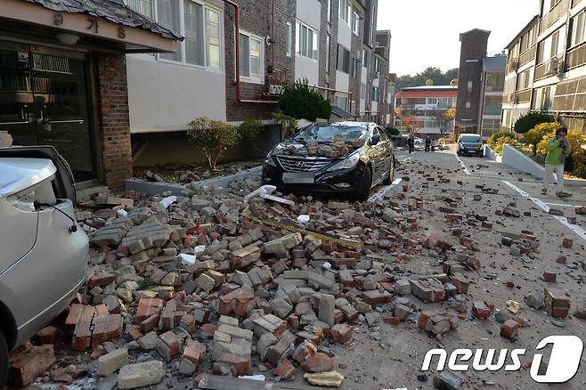 15일 경북 포항시에 진도 5.4 규모의 지진이 발생했다. 포항시 북구 환호동 대동빌라 외벽이 무너져 내렸다. 주민 50여명이 긴급대피했다.2017.11.15/뉴스1 ⓒ News1 최창호 기자