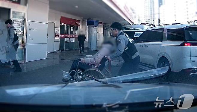 응급환자를 병원이로 이송하고 있는 경찰(대전경찰청 제공) /뉴스1