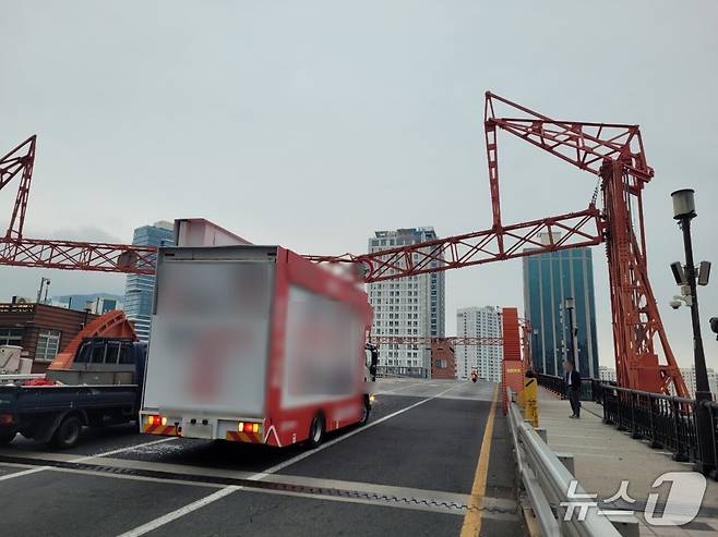 15일 오전 부산 영도대교 선거유세 차량 사고 현장.(영도경찰서 제공. 재판매 및 DB 금지)