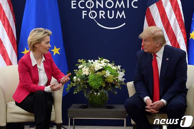 2020년 1월 도널드 트럼프 미국 대통령이 스위스의 다보스 포럼 참석 중 우르줄라 폰데어라이엔 EU 집행위원장과 회담을 하고 있다. ⓒ AFP=뉴스1 ⓒ News1 우동명 기자