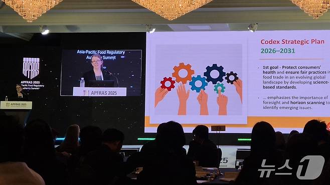 사라 카힐 국제식품규격위원회(CODEX) 사무총장이 15일 그랜드조선 제주 호텔에서 열린 '아프라스 2025'에 참석해 기조연설을 하고 있다. 2025.5.15/뉴스1 ⓒ News1 조유리 기자