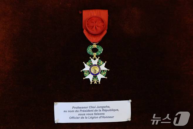 최정화 한국이미지커뮤니케이션연구원 이사장이 15일 오후 서울 서대문구 주한프랑스대사관에서 열린 수훈식에서 받은 '레지옹 도뇌르 오피시에' 훈장. 최 이사장은 한불 관계 증진 및 문화 교류에 기여한 공로를 인정받아 프랑스 국가 최고 훈장인 레지옹 도뇌르 오피시에를 한국 여성 최초로 받았다. 2025.5.15/뉴스1