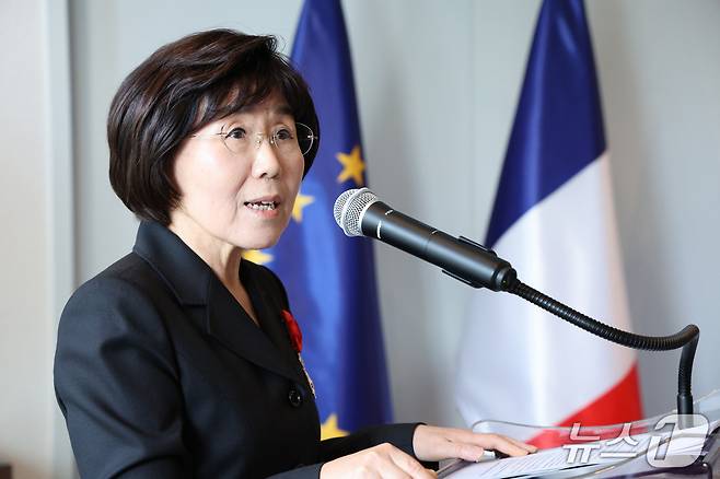 최정화 한국이미지커뮤니케이션연구원 이사장이 15일 오후 서울 서대문구 주한프랑스대사관에서 열린 수훈식에서 받은 '레지옹 도뇌르 오피시에' 훈장. 최 이사장은 한불 관계 증진 및 문화 교류에 기여한 공로를 인정받아 프랑스 국가 최고 훈장인 레지옹 도뇌르 오피시에를 한국 여성 최초로 받았다. 2025.5.15/뉴스1