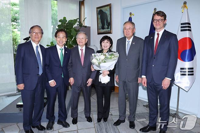 최정화 한국이미지커뮤니케이션연구원 이사장이 15일 오후 서울 서대문구 주한프랑스대사관에서 열린 수훈식에서 필립 베르투 주한 프랑스대사로부터 '레지옹 도뇌르 오피시에' 훈장을 받고 있다. 최 이사장은 한불 관계 증진 및 문화 교류에 기여한 공로를 인정받아 프랑스 국가 최고 훈장인 레지옹 도뇌르 오피시에를 한국 여성 최초로 받았다. 2025.5.15/뉴스1