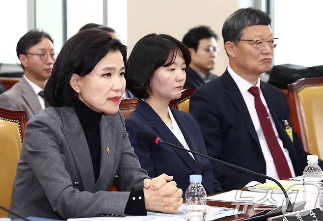 이진숙 방송통신위원장이 18일 오후 서울 여의도 국회에서 열린 '과학기술방송통신위원회 전체회의'에 출석해 의원 질의에 답변하고 있다. 오른쪽부터 김유열 EBS 사장, 최수연 네이버 대표, 이 위원장. 2025.4.18/뉴스1 ⓒ News1 김민지 기자