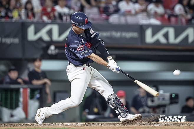 롯데 손호영이 14일 광주-기아 챔피언스 필드에서 열린 2025 KBO리그 KIA전에서 8회초 솔로 홈런을 터뜨리고 있다. 사진 | 롯데 자이언츠